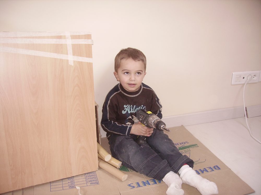 Mattéo, trois ans, sur le chantier de la maison